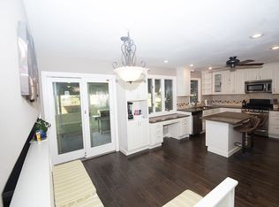 520 Flint Trl, Carol Stream, IL 60188