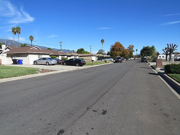 Note the wide street!