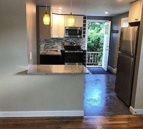 3rd image of 1321 Congress St