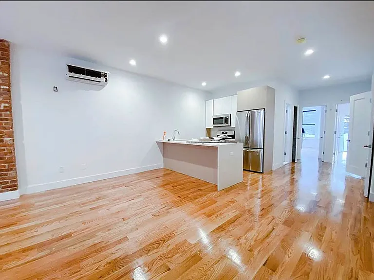 1060 Seneca Ave #Penthouse 2 — Photo 10