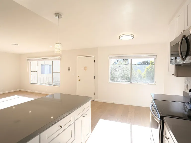 365 Warwick Ave — Photo 4
