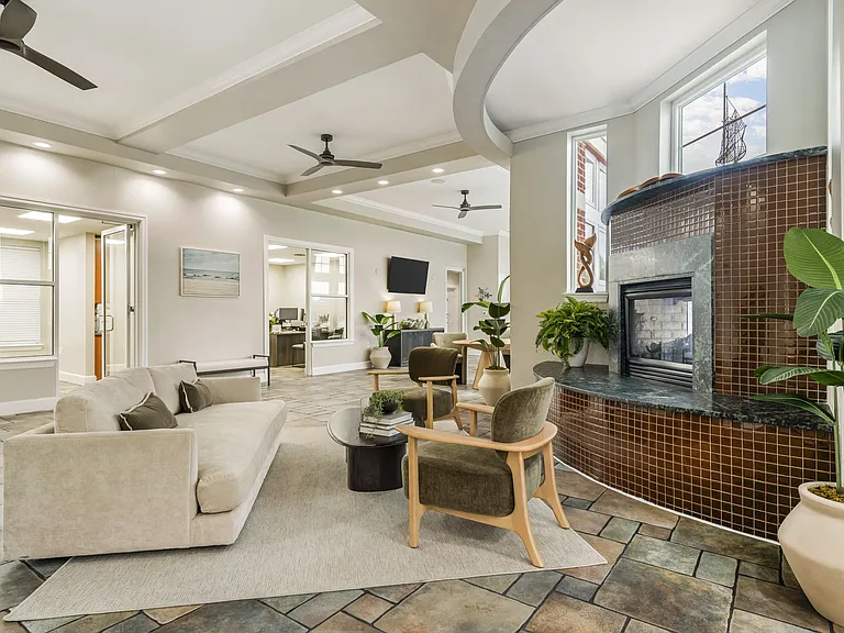 River House Apartments — Photo 2