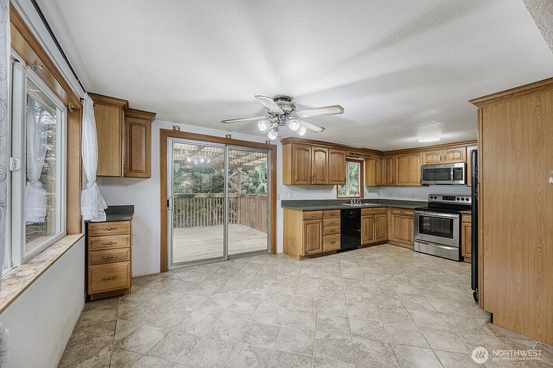 4th image of 5703 318th Avenue NE