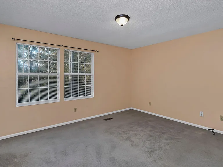 100 Woodspur Rd — Photo 23