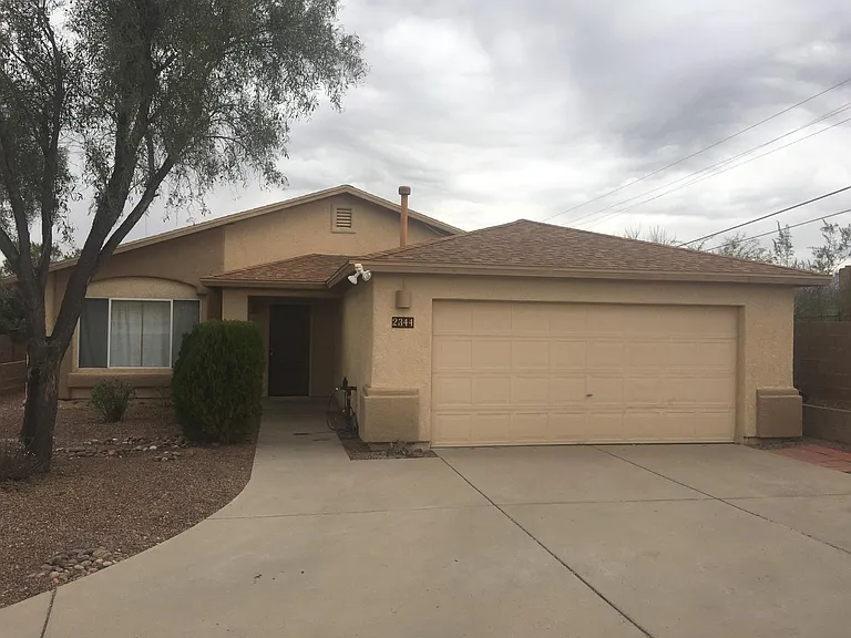 2344 W Horseshoe Pl — Photo 2