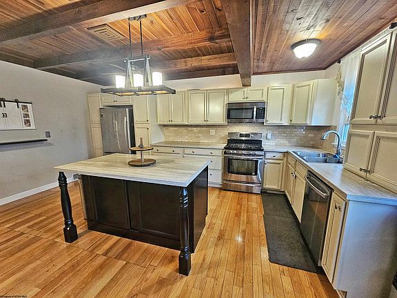 5th image of 518 Hillcrest Cir