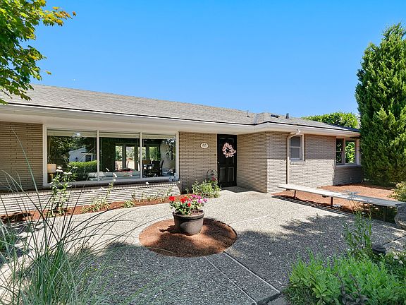 3rd image of 9668 Evergreen Dr