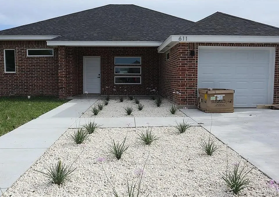 611 W La Quinta Dr
