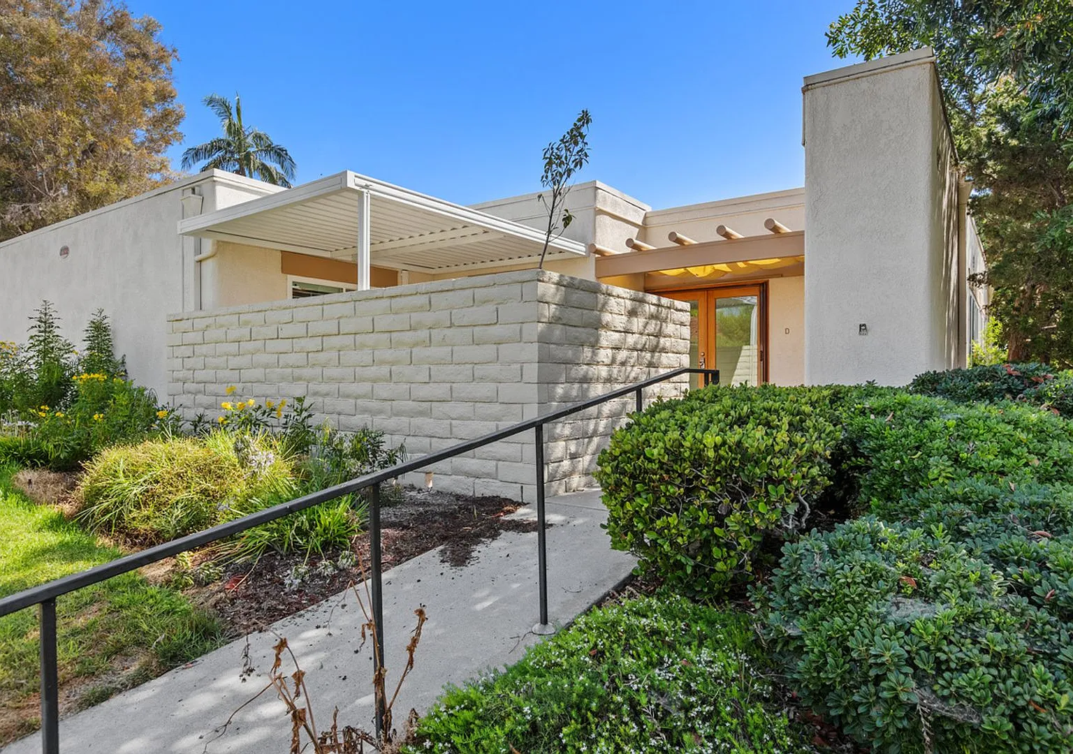 Bright & Beautiful Home in Laguna Woods Village Resort-Style 55+ Living — Photo 4