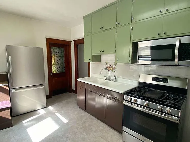 1009 N Oneida St — Photo 5