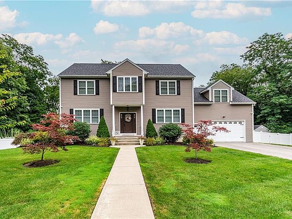 3rd image of 8 Winterberry Rd