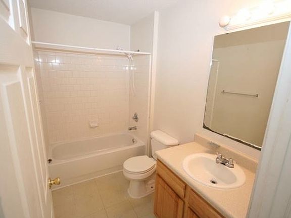 5th image of 2150 W Belmont St #B