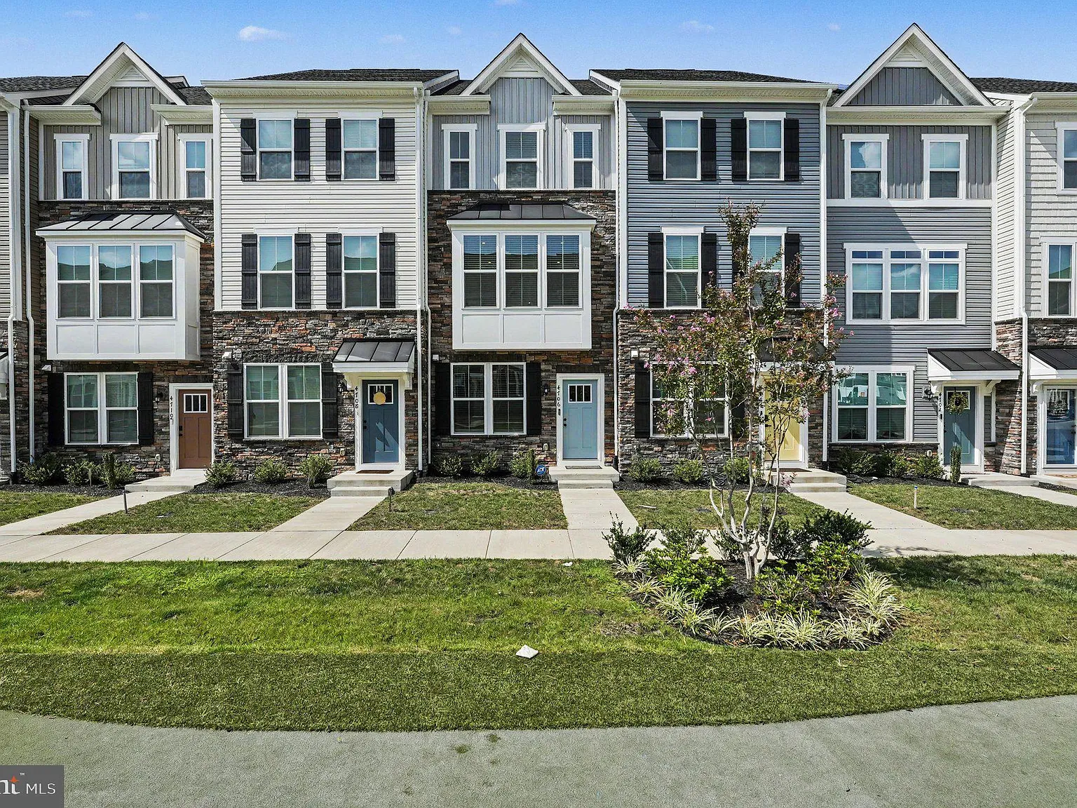 3 bed, 3.5 bath, 1704 sqft, $2,500 — Photo 2