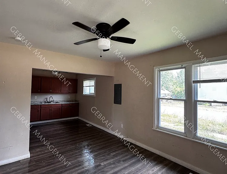 1202 Vermilya Ave — Photo 4