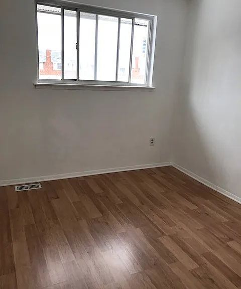 1222 W Oxford St — Photo 2