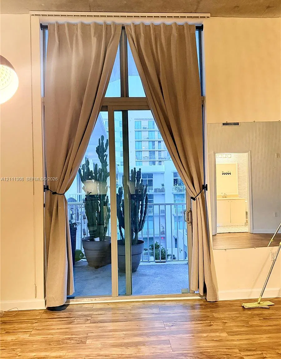 Lofts At Hollywood Statio — Photo 4