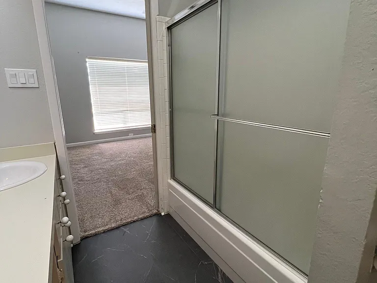 311 Hampton Ct — Photo 13
