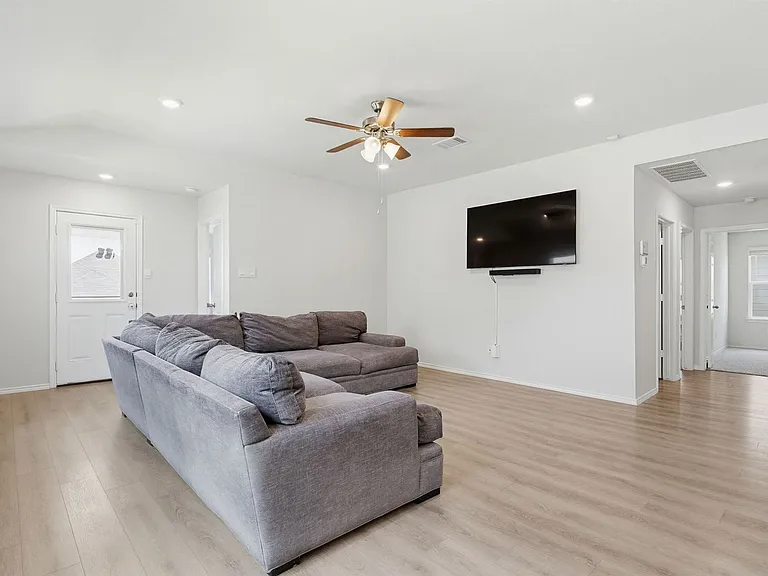 162 Ellenora Dr — Photo 7