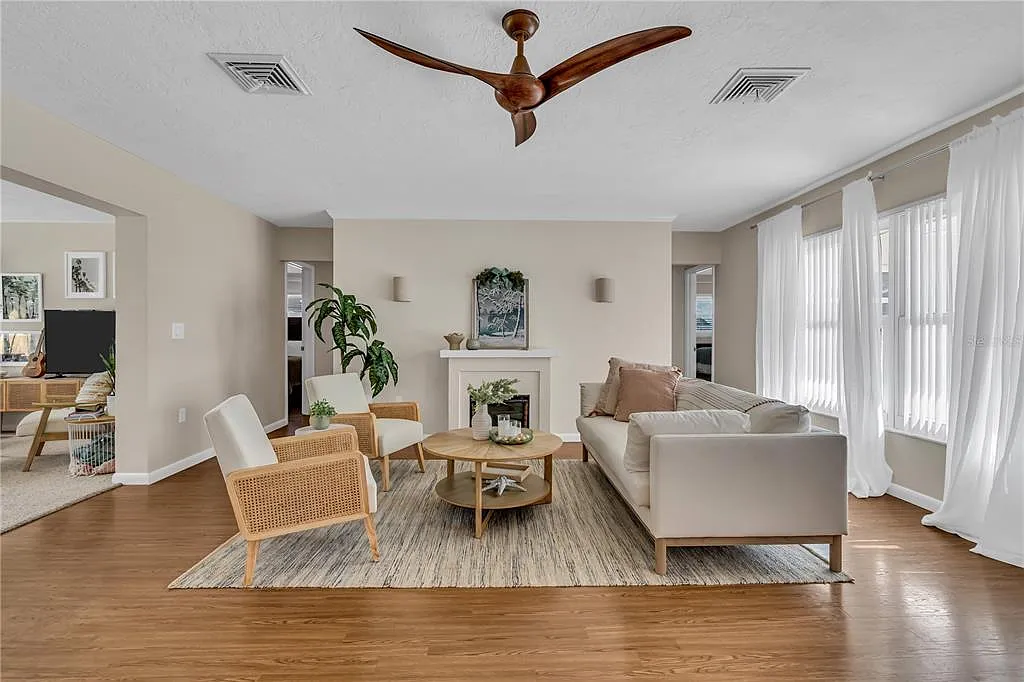 3 bed, 2.0 bath, 1726 sqft, $3,250 — Photo 2