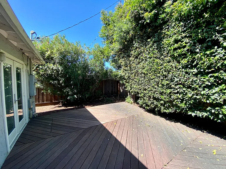 1052 Clark Ave — Photo 32