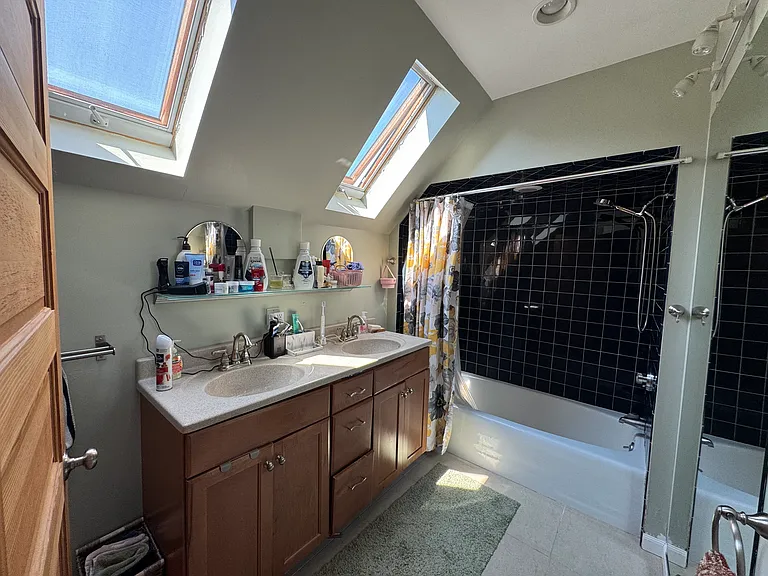 318 N Harvard St — Photo 13