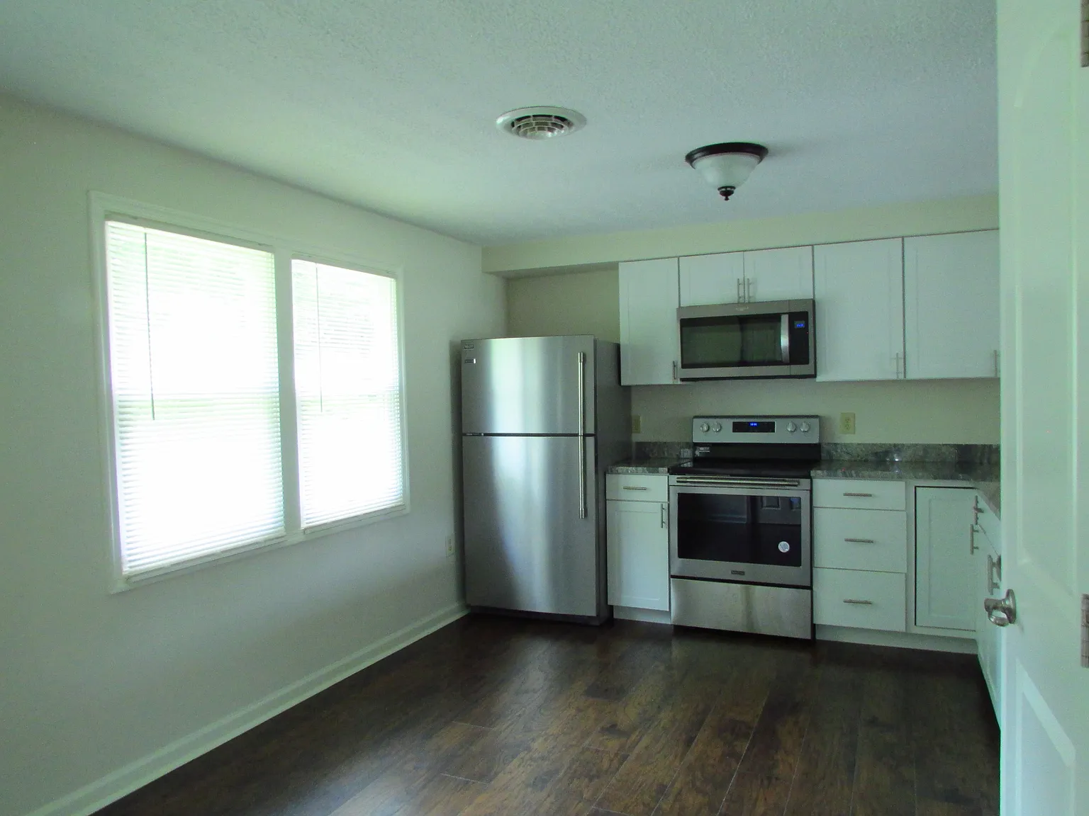 3 bed, 1152 sqft, $1,850 — Photo 2