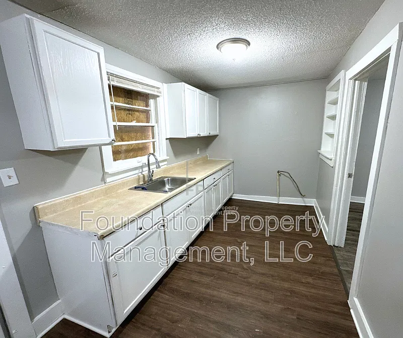 3 bed, 1.0 bath, 904 sqft, $745 — Photo 3