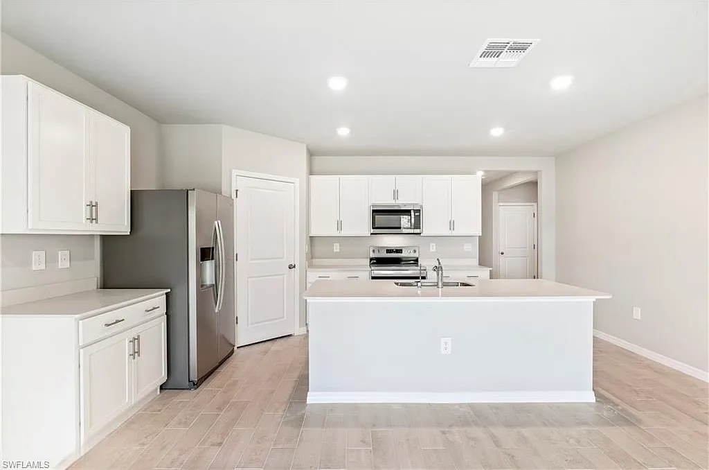 4 bed, 2.0 bath, 1828 sqft, $2,400 — Photo 2