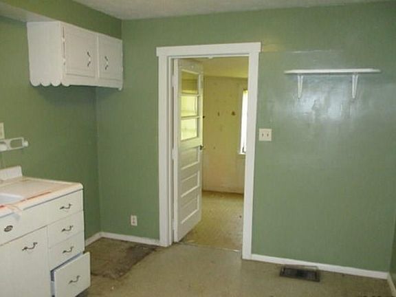 4th image of 2412 S Meeker Ave