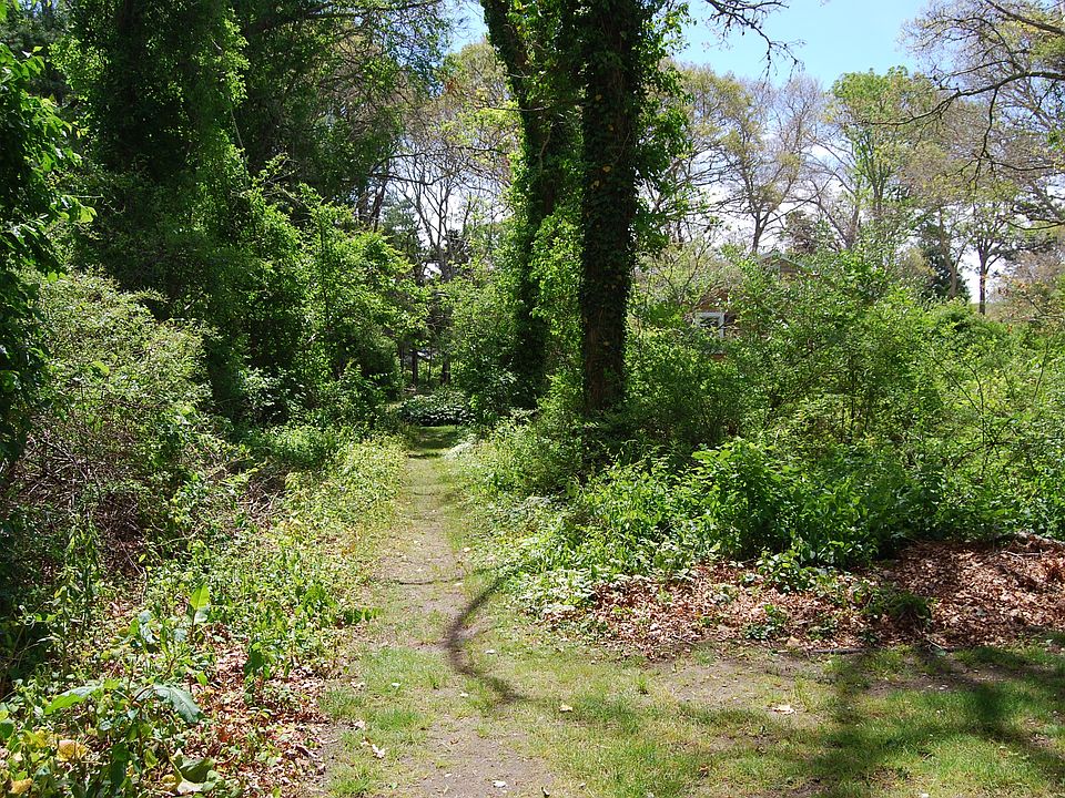 2nd image of 325 Shore Rd