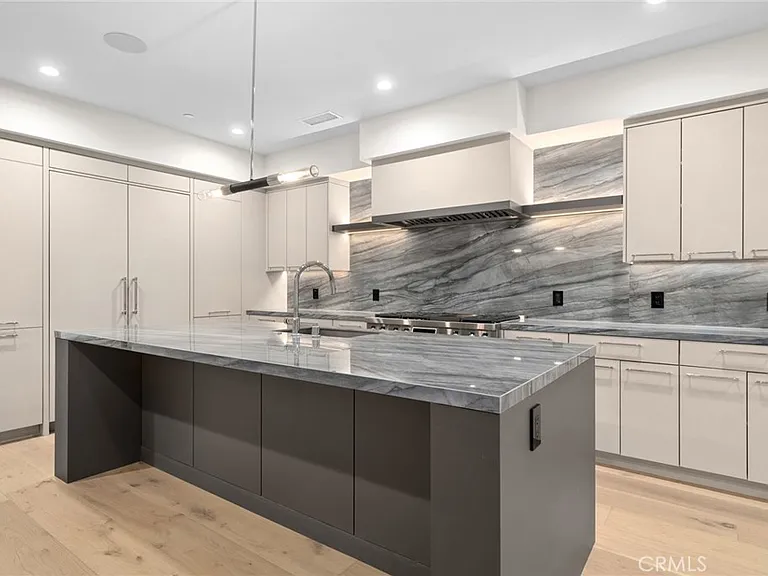 1511 Cliff Dr — Photo 9