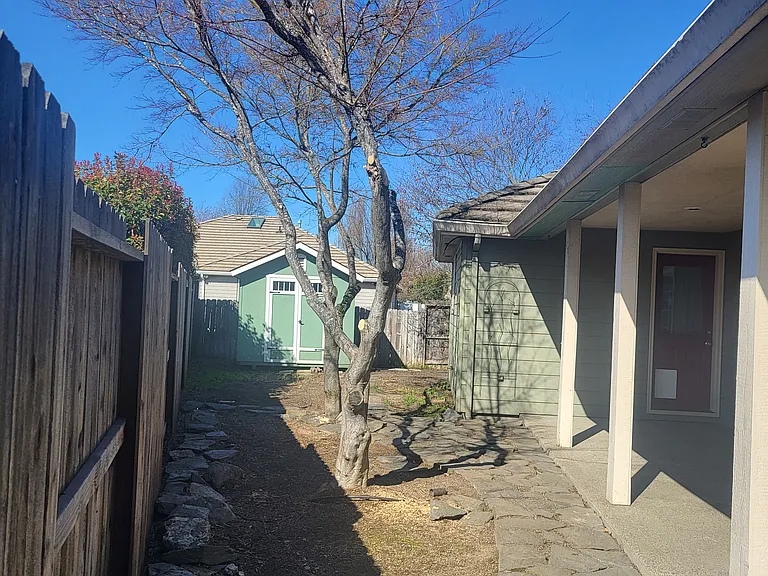 825 Amanda Way — Photo 3