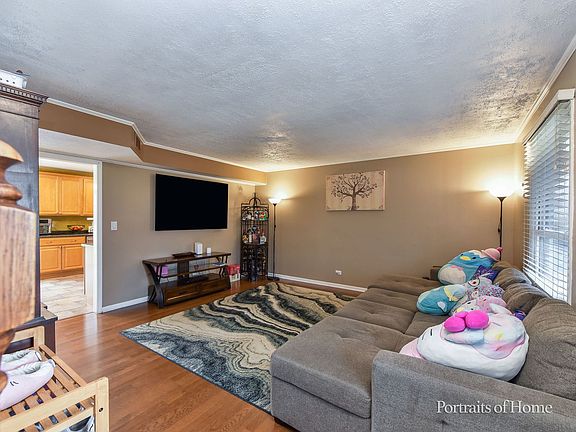 3rd image of 930 Maple Ct