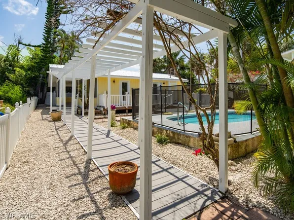 8283 Main St, Bokeelia, FL 33922