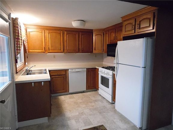 5th image of 387 Louise Ave