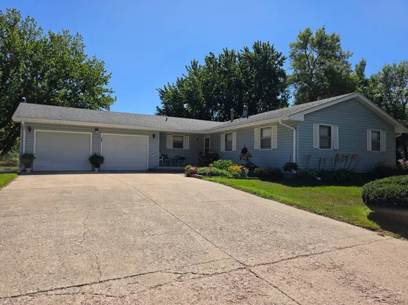 305 S 12th St, Flandreau, SD 57028