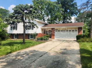 518 69th St, Darien, IL 60561
