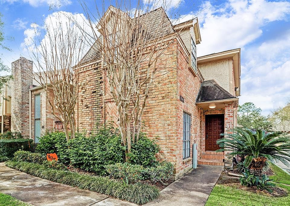 Great corner location, with easy access to I-10, downtown, energy corridor, shopping and the restaurants. this home is zoned to Spring Branch schools that include Bunker Hill Elementary, Spring Branch Middle and Memorial High School.