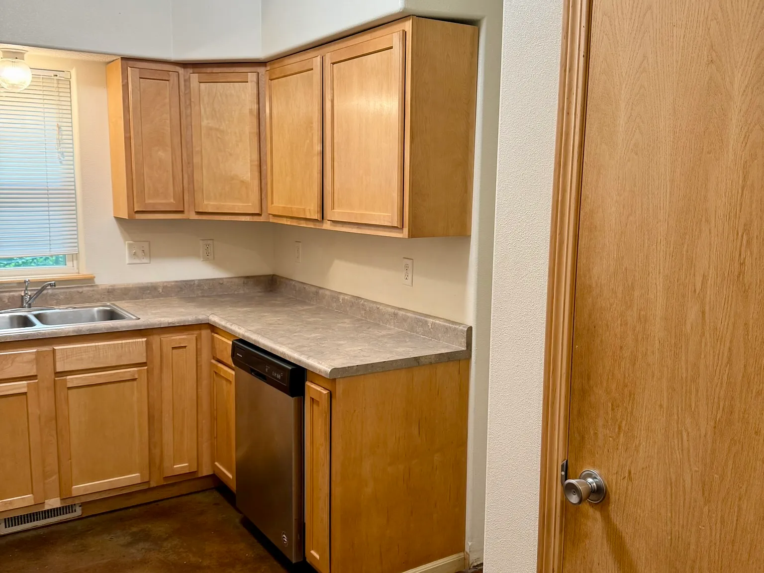 6 bed, 1372 sqft, $4,568 — Photo 3