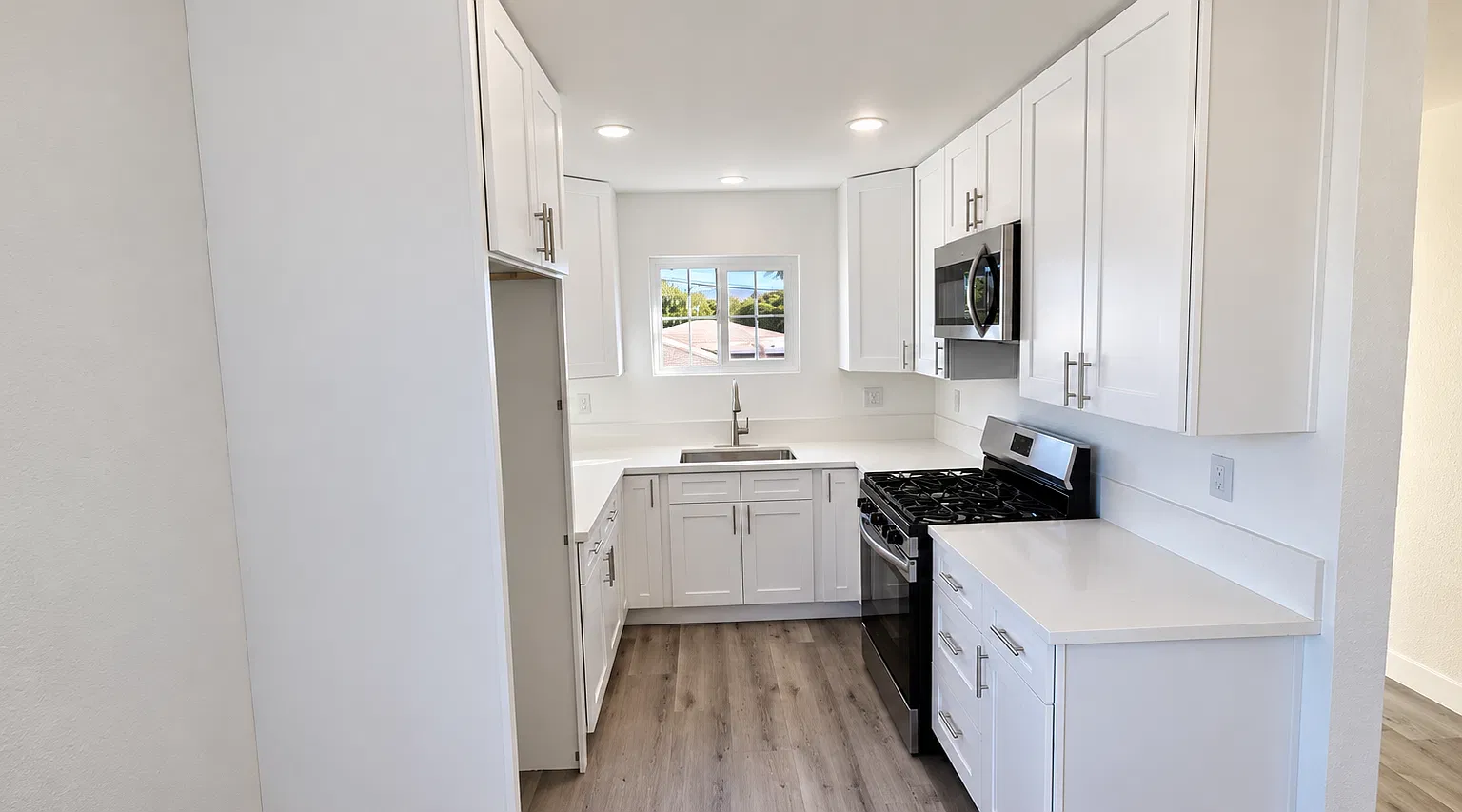 3 bed, 980 sqft, $2,950 — Photo 2