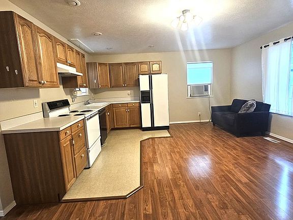 3rd image of 1517 Denver Ave