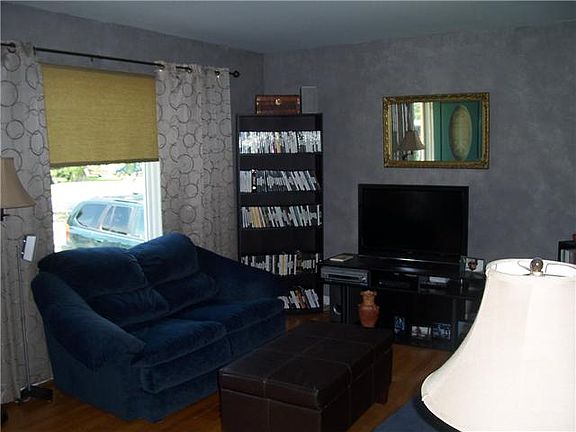 5th image of 434 Carman Ave