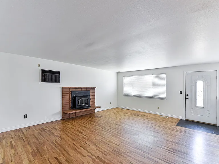 1516 Jones Ave NE — Photo 4