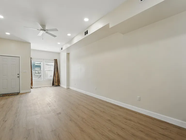 949 Summit Ave #2 — Photo 12