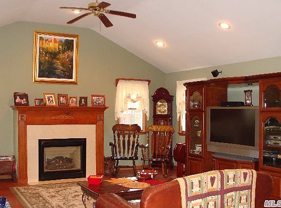 4th image of 94 Wantagh Ave