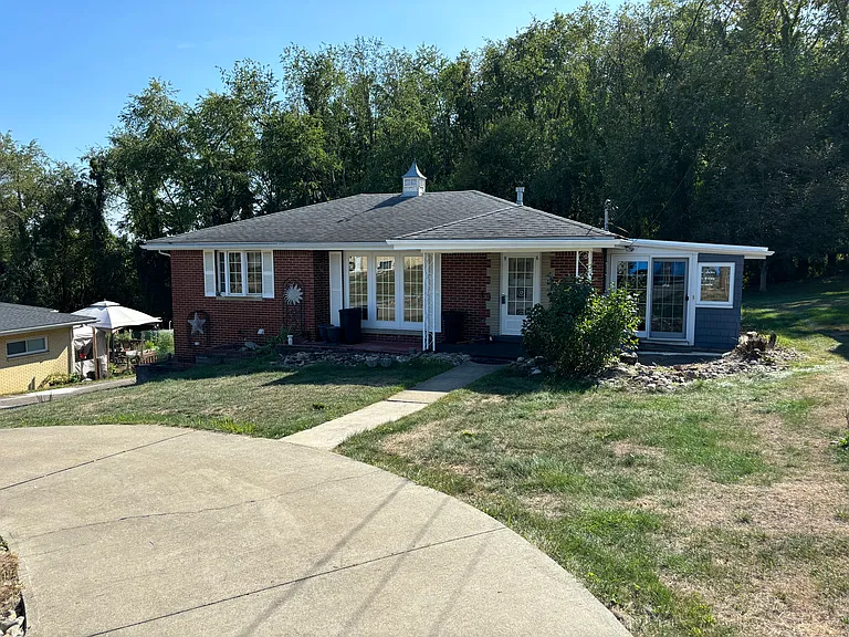 96 Moger Dr — Photo 1