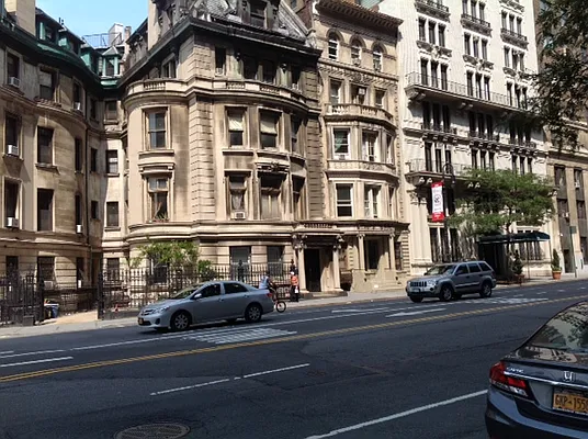 Sold by Luxus Manhattan Realty | media 30