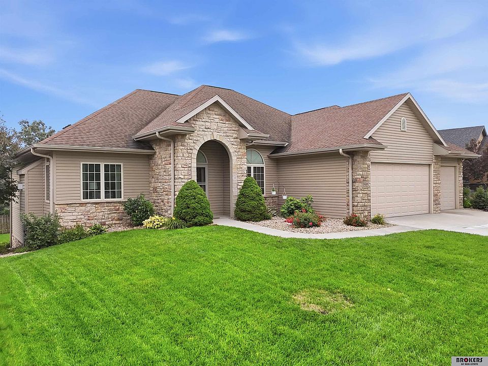 1st image of 2439 Emily Ln