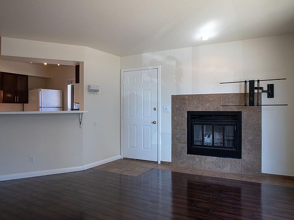 Living room (Fireplace, natural, wood-burning)