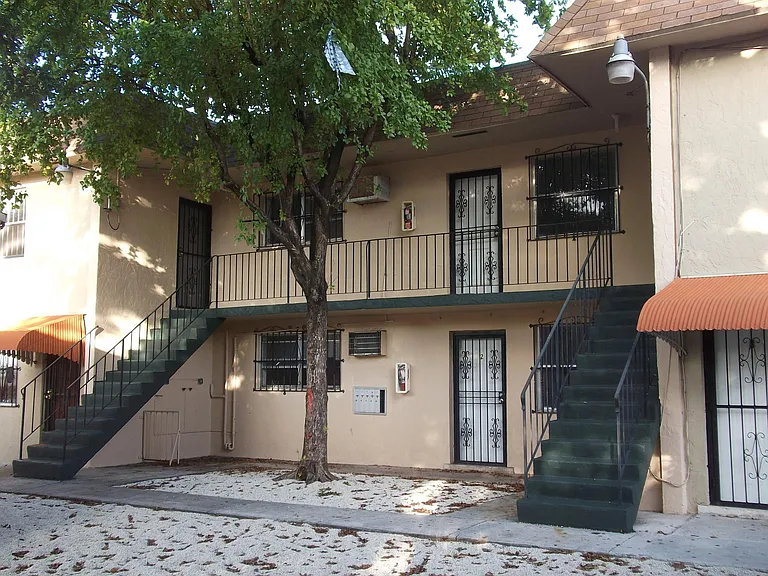 924 NW 29th St — Photo 8